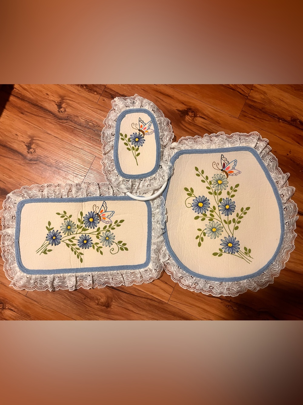Vintage 1960’s Daisy Bathroom Toilet Set with Lace Trim